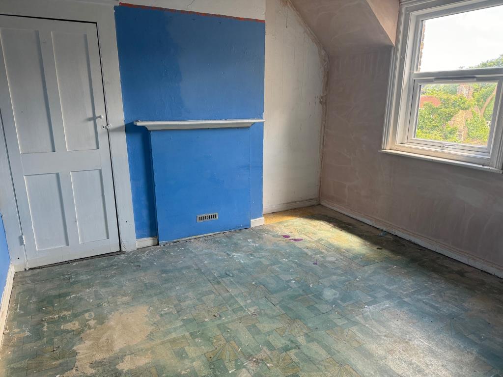 Lot: 31 - TERRACE HOUSE FOR IMPROVEMENT - Bedroom 3 on second floor